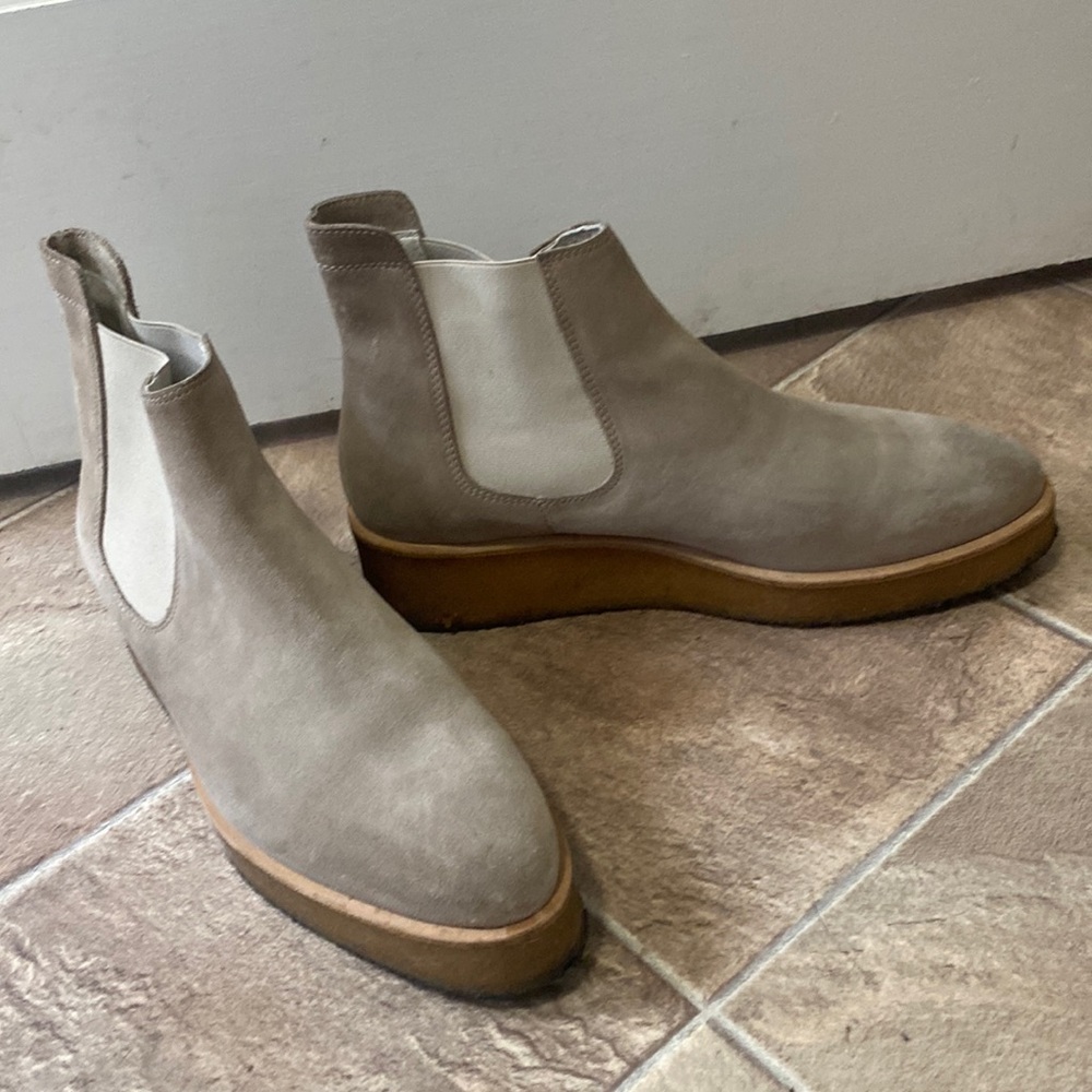 Gorgeous Clark’s Originals boot size 9.5
